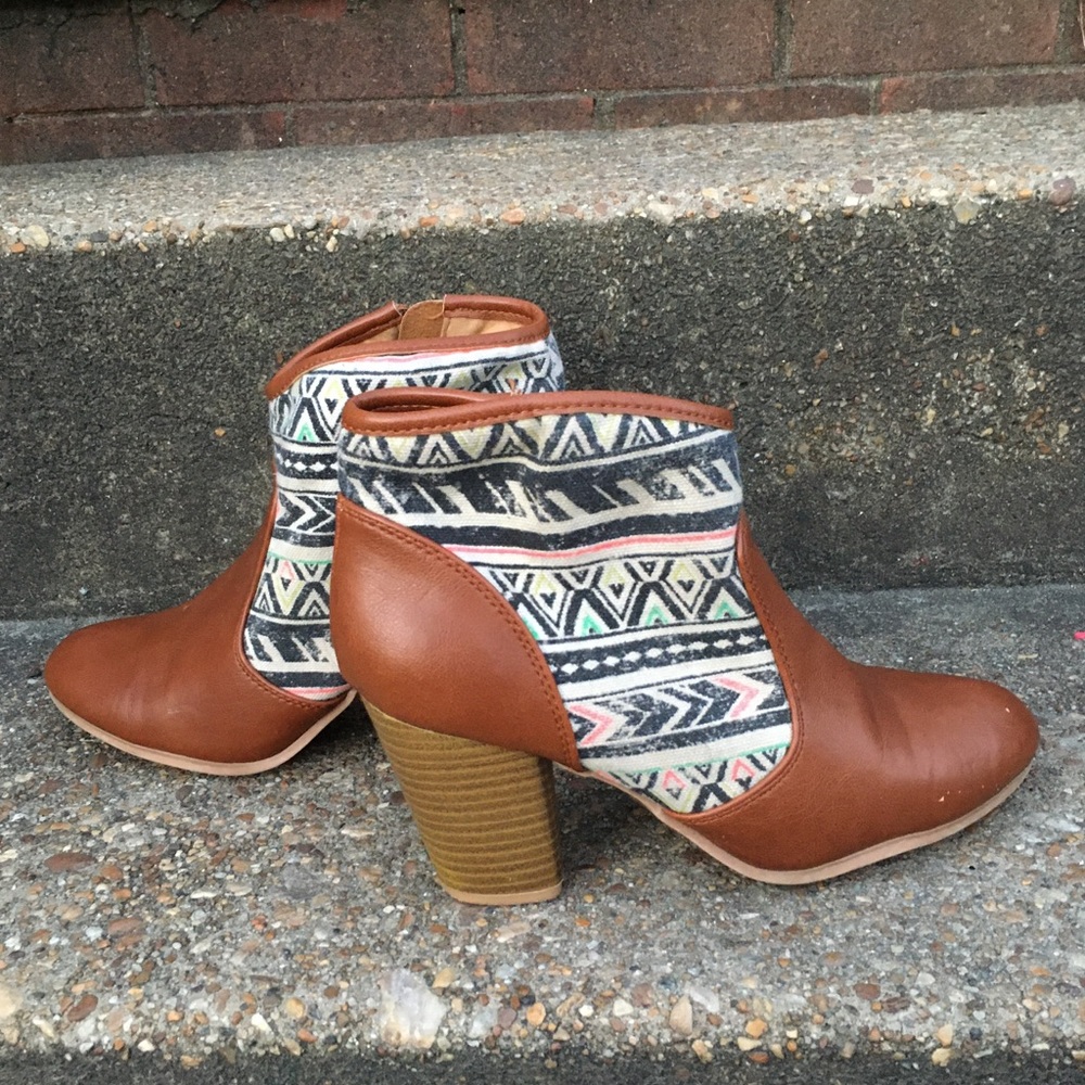 Qupid Booties size 8, brown with cute pattern